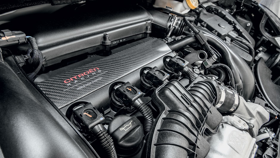 Na capa do motor, mais fibra de carbono| <a href="https://beta-develop.quatrorodas.abril.com.br/carros/testes/citroen-ds3-racing-728659.shtml" rel="migration">Leia mais</a>