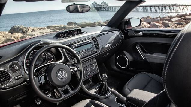Interior tem várias opções de acabamento, que incluem a imitação de fibra de carbono | <a href="https://beta-develop.quatrorodas.abril.com.br/carros/impressoes/vw-fusca-cabrio-729186.shtml" rel="migration">Leia mais</a> Interior tem várias opções de acabamento, que incluem a imitação de fibra de carbono | <a href="https://beta-develop.quatrorodas.abril.com.br/carros/impressoes/vw-fusca-cabrio-729186.shtml" rel="migration">Leia mais</a>