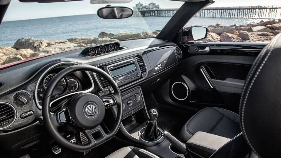 Interior tem várias opções de acabamento, que incluem a imitação de fibra de carbono | <a href="https://beta-develop.quatrorodas.abril.com.br/carros/impressoes/vw-fusca-cabrio-729186.shtml" rel="migration">Leia mais</a> Interior tem várias opções de acabamento, que incluem a imitação de fibra de carbono | <a href="https://beta-develop.quatrorodas.abril.com.br/carros/impressoes/vw-fusca-cabrio-729186.shtml" rel="migration">Leia mais</a>