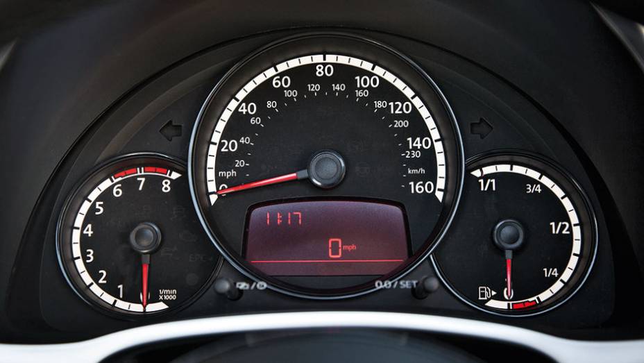 Velocímetro domina o quadro de instrumentos | <a href="https://beta-develop.quatrorodas.abril.com.br/carros/impressoes/vw-fusca-cabrio-729186.shtml" rel="migration">Leia mais</a>