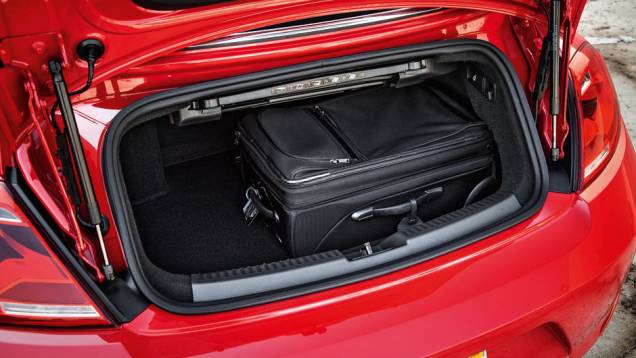 Porta-malas tem volume limitado (225 litros) | <a href="https://beta-develop.quatrorodas.abril.com.br/carros/impressoes/vw-fusca-cabrio-729186.shtml" rel="migration">Leia mais</a> Porta-malas tem volume limitado (225 litros) | <a href="https://beta-develop.quatrorodas.abril.com.br/carros/impressoes/vw-fusca-cabrio-729186.shtml" rel="migration">Leia mais</a>