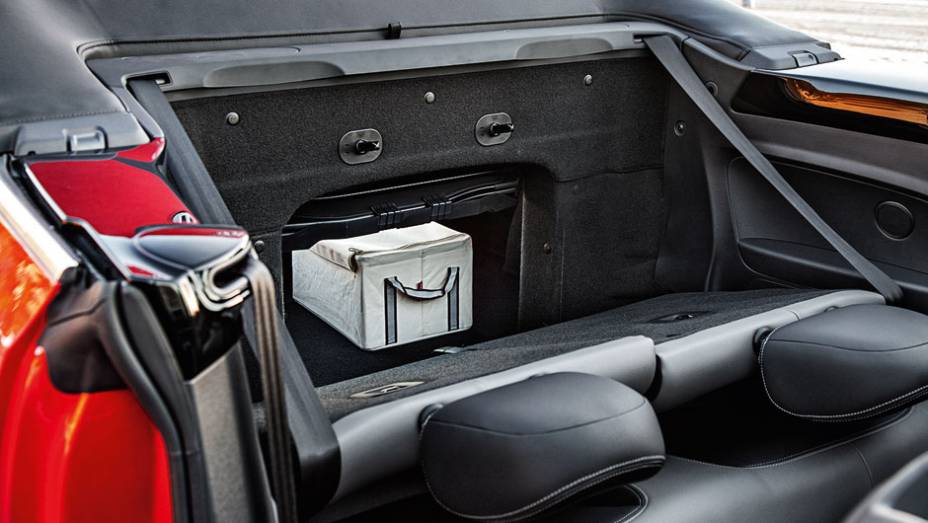 Boca de entrada muito pequena, mas pode ser acessado por dentro do carro) | <a href="https://beta-develop.quatrorodas.abril.com.br/carros/impressoes/vw-fusca-cabrio-729186.shtml" rel="migration">Leia mais</a> Boca de entrada muito pequena, mas pode ser acessado por dentro do carro) | <a href="https://beta-develop.quatrorodas.abril.com.br/carros/impressoes/vw-fusca-cabrio-729186.shtml" rel="migration">Leia mais</a>