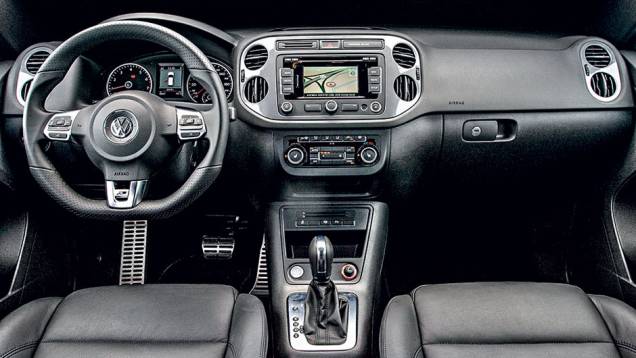 Interior possui volante de três raios com base achatada | <a href="https://beta-develop.quatrorodas.abril.com.br/carros/lancamentos/vw-tiguan-r-line-726908.shtml" rel="migration">Leia mais</a> Interior possui volante de três raios com base achatada | <a href="https://beta-develop.quatrorodas.abril.com.br/carros/lancamentos/vw-tiguan-r-line-726908.shtml" rel="migration">Leia mais</a>