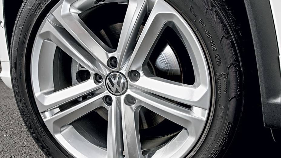 Rodas de liga leve de 18 polegadas têm desenho idêntico às do Touareg R-Line | <a href="https://beta-develop.quatrorodas.abril.com.br/carros/lancamentos/vw-tiguan-r-line-726908.shtml" rel="migration">Leia mais</a> Rodas de liga leve de 18 polegadas têm desenho idêntico às do Touareg R-Line | <a href="https://beta-develop.quatrorodas.abril.com.br/carros/lancamentos/vw-tiguan-r-line-726908.shtml" rel="migration">Leia mais</a>