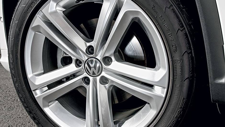 Rodas de liga leve de 18 polegadas têm desenho idêntico às do Touareg R-Line | <a href="https://beta-develop.quatrorodas.abril.com.br/carros/lancamentos/vw-tiguan-r-line-726908.shtml" rel="migration">Leia mais</a> Rodas de liga leve de 18 polegadas têm desenho idêntico às do Touareg R-Line | <a href="https://beta-develop.quatrorodas.abril.com.br/carros/lancamentos/vw-tiguan-r-line-726908.shtml" rel="migration">Leia mais</a>