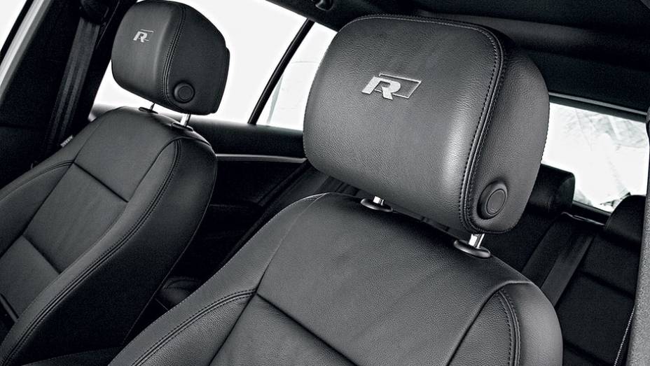 Bancos personalizados, só no pacote Completo | <a href="https://beta-develop.quatrorodas.abril.com.br/carros/lancamentos/vw-tiguan-r-line-726908.shtml" rel="migration">Leia mais</a> Bancos personalizados, só no pacote Completo | <a href="https://beta-develop.quatrorodas.abril.com.br/carros/lancamentos/vw-tiguan-r-line-726908.shtml" rel="migration">Leia mais</a>