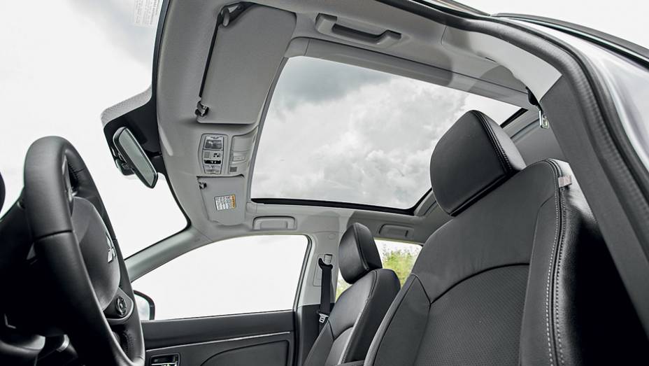 Teto de vidro não se abre e tem leds nas laterais | <a href="https://beta-develop.quatrorodas.abril.com.br/carros/lancamentos/mitsubishi-asx-awd-732859.shtml" rel="migration">Leia mais</a> Teto de vidro não se abre e tem leds nas laterais | <a href="https://beta-develop.quatrorodas.abril.com.br/carros/lancamentos/mitsubishi-asx-awd-732859.shtml" rel="migration">Leia mais</a>