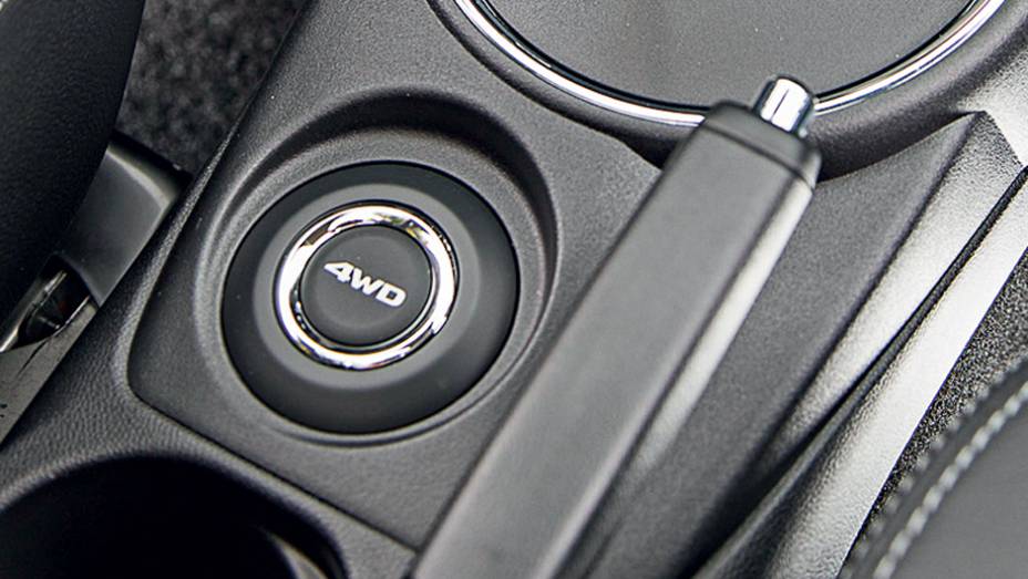 Botão no console alterna a tração 4x2 eos modos 4x4 | <a href="https://beta-develop.quatrorodas.abril.com.br/carros/lancamentos/mitsubishi-asx-awd-732859.shtml" rel="migration">Leia mais</a> Botão no console alterna a tração 4x2 eos modos 4x4 | <a href="https://beta-develop.quatrorodas.abril.com.br/carros/lancamentos/mitsubishi-asx-awd-732859.shtml" rel="migration">Leia mais</a>