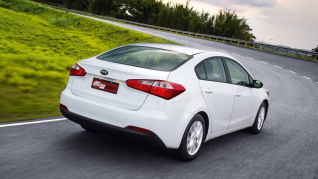Versão definitiva deve ter leds nas lanternas | <a href="https://beta-develop.quatrorodas.abril.com.br/carros/testes/kia-cerato-732756.shtml" rel="migration">Leia mais</a> Versão definitiva deve ter leds nas lanternas | <a href="https://beta-develop.quatrorodas.abril.com.br/carros/testes/kia-cerato-732756.shtml" rel="migration">Leia mais</a>