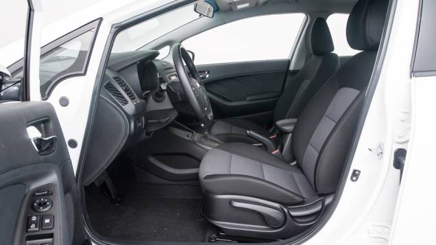 A cabine está com mais espaço para as pernas na traseira | <a href="https://beta-develop.quatrorodas.abril.com.br/carros/testes/kia-cerato-732756.shtml" rel="migration">Leia mais</a> A cabine está com mais espaço para as pernas na traseira | <a href="https://beta-develop.quatrorodas.abril.com.br/carros/testes/kia-cerato-732756.shtml" rel="migration">Leia mais</a>