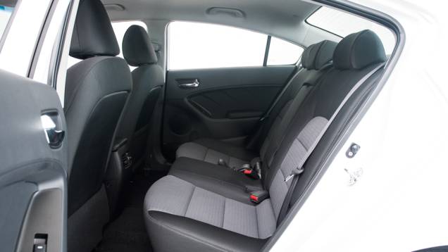 Mas o desenho em arco deixa a cabeça mais rente ao teto | <a href="https://beta-develop.quatrorodas.abril.com.br/carros/testes/kia-cerato-732756.shtml" rel="migration">Leia mais</a> Mas o desenho em arco deixa a cabeça mais rente ao teto | <a href="https://beta-develop.quatrorodas.abril.com.br/carros/testes/kia-cerato-732756.shtml" rel="migration">Leia mais</a>