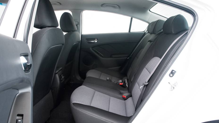 Mas o desenho em arco deixa a cabeça mais rente ao teto | <a href="https://beta-develop.quatrorodas.abril.com.br/carros/testes/kia-cerato-732756.shtml" rel="migration">Leia mais</a>
