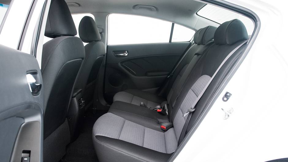 Mas o desenho em arco deixa a cabeça mais rente ao teto | <a href="https://beta-develop.quatrorodas.abril.com.br/carros/testes/kia-cerato-732756.shtml" rel="migration">Leia mais</a>