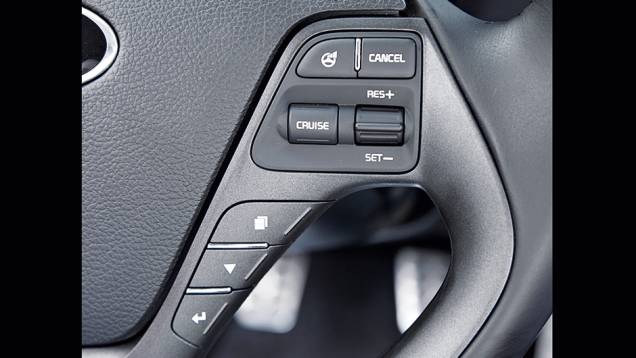 Volante multifuncional | <a href="https://beta-develop.quatrorodas.abril.com.br/carros/testes/kia-cerato-732756.shtml" rel="migration">Leia mais</a> Volante multifuncional | <a href="https://beta-develop.quatrorodas.abril.com.br/carros/testes/kia-cerato-732756.shtml" rel="migration">Leia mais</a>