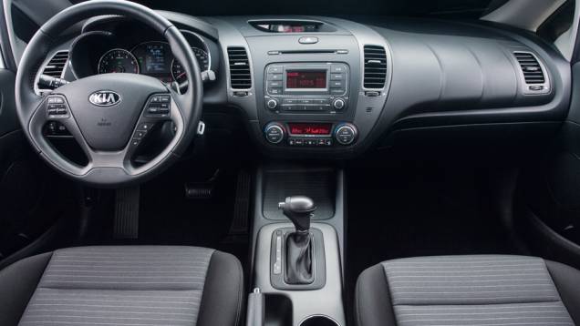 Painel manteve as saídas de ventilação verticais, mas tem desenho mais harmonioso na junção com o console central | <a href="https://beta-develop.quatrorodas.abril.com.br/carros/testes/kia-cerato-732756.shtml" rel="migration">Leia mais</a> Painel manteve as saídas de ventilação verticais, mas tem desenho mais harmonioso na junção com o console central | <a href="https://beta-develop.quatrorodas.abril.com.br/carros/testes/kia-cerato-732756.shtml" rel="migration">Leia mais</a>