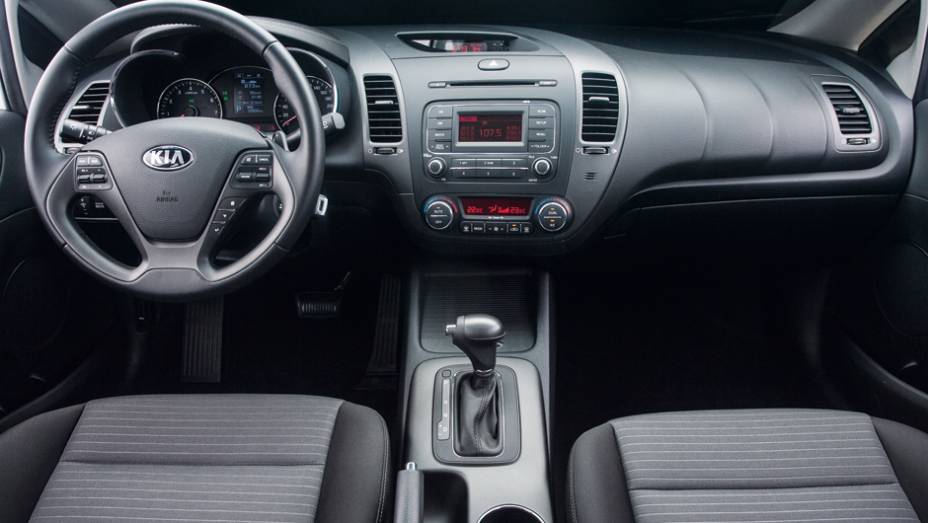 Painel manteve as saídas de ventilação verticais, mas tem desenho mais harmonioso na junção com o console central | <a href="https://beta-develop.quatrorodas.abril.com.br/carros/testes/kia-cerato-732756.shtml" rel="migration">Leia mais</a>