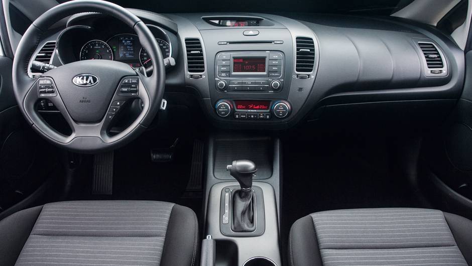 Painel manteve as saídas de ventilação verticais, mas tem desenho mais harmonioso na junção com o console central | <a href="https://beta-develop.quatrorodas.abril.com.br/carros/testes/kia-cerato-732756.shtml" rel="migration">Leia mais</a>