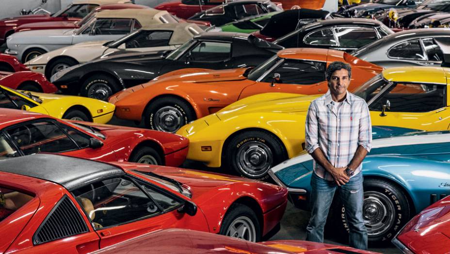 Acervos surpreendentes como a cole&ccedil;&atilde;o de Paulo "Louco", guardam metais preciosos e brilhantes sobre rodas, como Corvette, Ferrari e Porsche | <a href="https://beta-develop.quatrorodas.abril.com.br/reportagens/geral/arca-tesouros-733321.shtml" rel="migration">Leia mais</a>