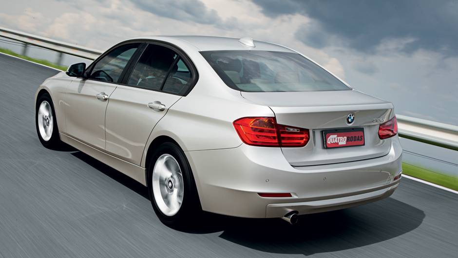 BMW é refinado no visual, mas o motor é a estrela | <a href="https://beta-develop.quatrorodas.abril.com.br/carros/comparativos/bmw-320i-x-mercedes-benz-c180-733587.shtml" rel="migration">Leia mais</a> BMW é refinado no visual, mas o motor é a estrela | <a href="https://beta-develop.quatrorodas.abril.com.br/carros/comparativos/bmw-320i-x-mercedes-benz-c180-733587.shtml" rel="migration">Leia mais</a>
