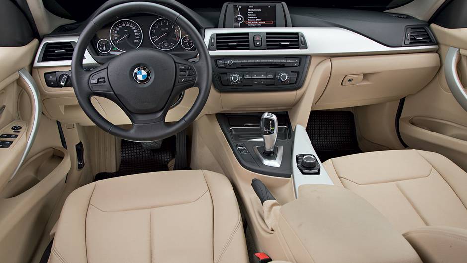 Posição de dirigir do BMW assemelha-se à de carro de corrida | <a href="https://beta-develop.quatrorodas.abril.com.br/carros/comparativos/bmw-320i-x-mercedes-benz-c180-733587.shtml" rel="migration">Leia mais</a> Posição de dirigir do BMW assemelha-se à de carro de corrida | <a href="https://beta-develop.quatrorodas.abril.com.br/carros/comparativos/bmw-320i-x-mercedes-benz-c180-733587.shtml" rel="migration">Leia mais</a>