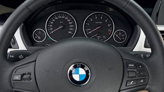 Relógios do 320i são bem mais simples que os do 180 Sport | <a href="https://beta-develop.quatrorodas.abril.com.br/carros/comparativos/bmw-320i-x-mercedes-benz-c180-733587.shtml" rel="migration">Leia mais</a> Relógios do 320i são bem mais simples que os do 180 Sport | <a href="https://beta-develop.quatrorodas.abril.com.br/carros/comparativos/bmw-320i-x-mercedes-benz-c180-733587.shtml" rel="migration">Leia mais</a>