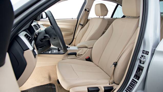 ...mas os bancos são manuais | <a href="https://beta-develop.quatrorodas.abril.com.br/carros/comparativos/bmw-320i-x-mercedes-benz-c180-733587.shtml" rel="migration">Leia mais</a> ...mas os bancos são manuais | <a href="https://beta-develop.quatrorodas.abril.com.br/carros/comparativos/bmw-320i-x-mercedes-benz-c180-733587.shtml" rel="migration">Leia mais</a>