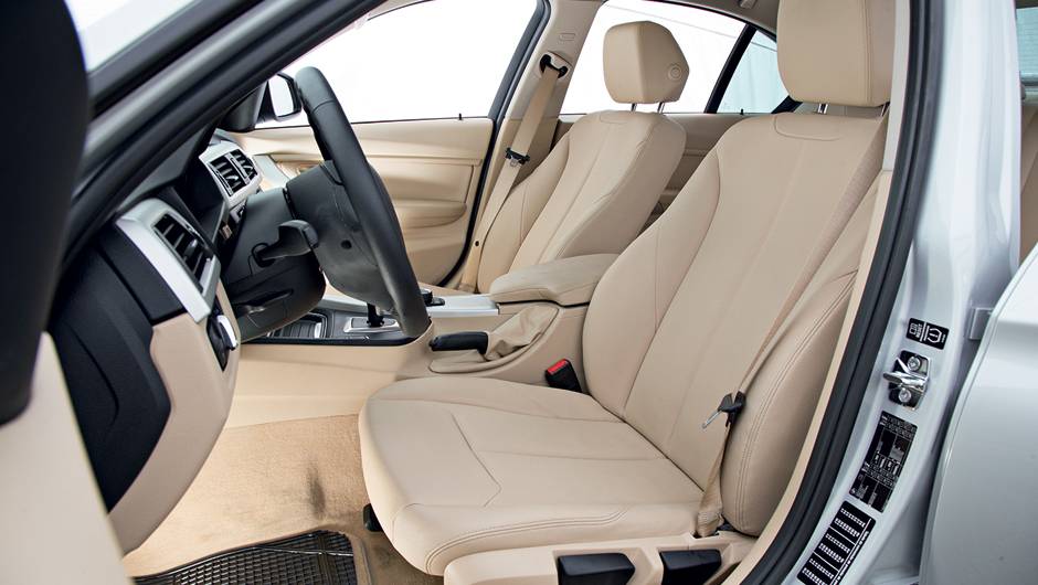 ...mas os bancos são manuais | <a href="https://beta-develop.quatrorodas.abril.com.br/carros/comparativos/bmw-320i-x-mercedes-benz-c180-733587.shtml" rel="migration">Leia mais</a> ...mas os bancos são manuais | <a href="https://beta-develop.quatrorodas.abril.com.br/carros/comparativos/bmw-320i-x-mercedes-benz-c180-733587.shtml" rel="migration">Leia mais</a>
