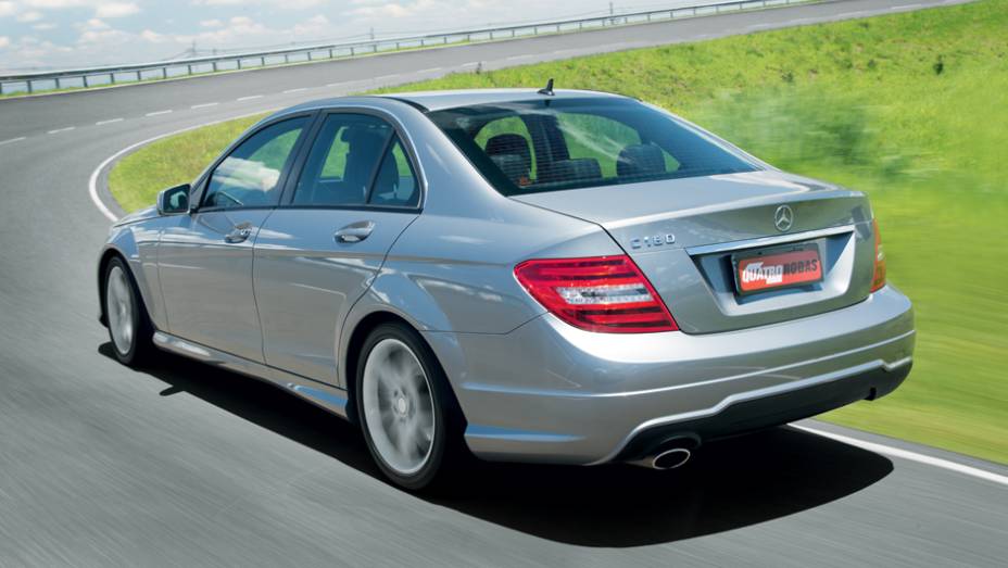 Silhueta do C 180 tem traços de cupê | <a href="https://beta-develop.quatrorodas.abril.com.br/carros/comparativos/bmw-320i-x-mercedes-benz-c180-733587.shtml" rel="migration">Leia mais</a> Silhueta do C 180 tem traços de cupê | <a href="https://beta-develop.quatrorodas.abril.com.br/carros/comparativos/bmw-320i-x-mercedes-benz-c180-733587.shtml" rel="migration">Leia mais</a>