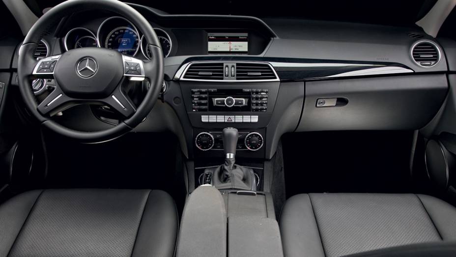 Classe C tem acabamento esmerado e ganha em elegância | <a href="https://beta-develop.quatrorodas.abril.com.br/carros/comparativos/bmw-320i-x-mercedes-benz-c180-733587.shtml" rel="migration">Leia mais</a>