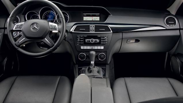 Classe C tem acabamento esmerado e ganha em elegância | <a href="https://beta-develop.quatrorodas.abril.com.br/carros/comparativos/bmw-320i-x-mercedes-benz-c180-733587.shtml" rel="migration">Leia mais</a> Classe C tem acabamento esmerado e ganha em elegância | <a href="https://beta-develop.quatrorodas.abril.com.br/carros/comparativos/bmw-320i-x-mercedes-benz-c180-733587.shtml" rel="migration">Leia mais</a>
