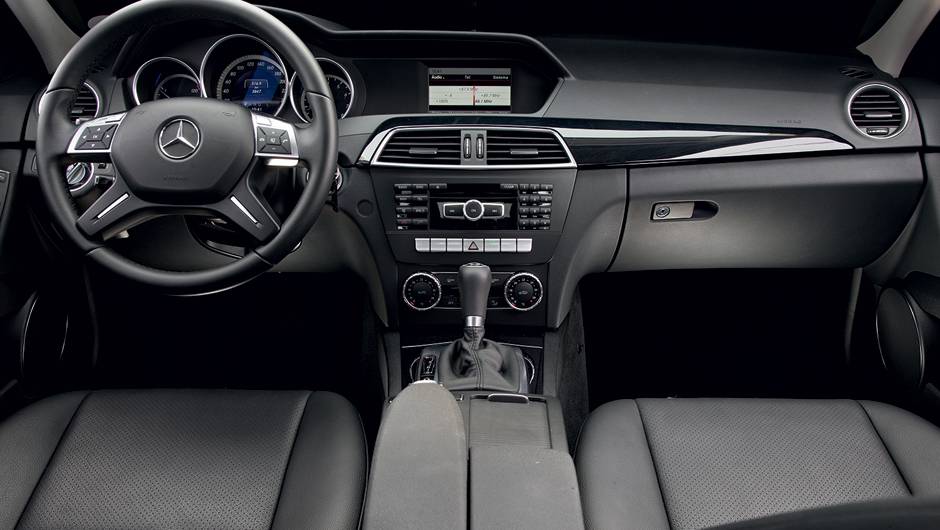 Classe C tem acabamento esmerado e ganha em elegância | <a href="https://beta-develop.quatrorodas.abril.com.br/carros/comparativos/bmw-320i-x-mercedes-benz-c180-733587.shtml" rel="migration">Leia mais</a> Classe C tem acabamento esmerado e ganha em elegância | <a href="https://beta-develop.quatrorodas.abril.com.br/carros/comparativos/bmw-320i-x-mercedes-benz-c180-733587.shtml" rel="migration">Leia mais</a>