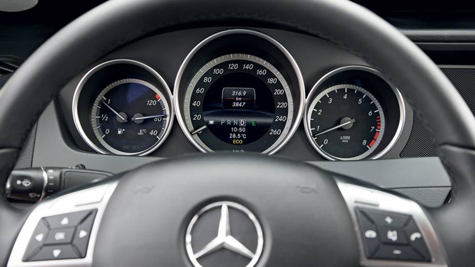 Mercedes aposta em requinte com mostradores luxuosos | <a href="https://beta-develop.quatrorodas.abril.com.br/carros/comparativos/bmw-320i-x-mercedes-benz-c180-733587.shtml" rel="migration">Leia mais</a> Mercedes aposta em requinte com mostradores luxuosos | <a href="https://beta-develop.quatrorodas.abril.com.br/carros/comparativos/bmw-320i-x-mercedes-benz-c180-733587.shtml" rel="migration">Leia mais</a>