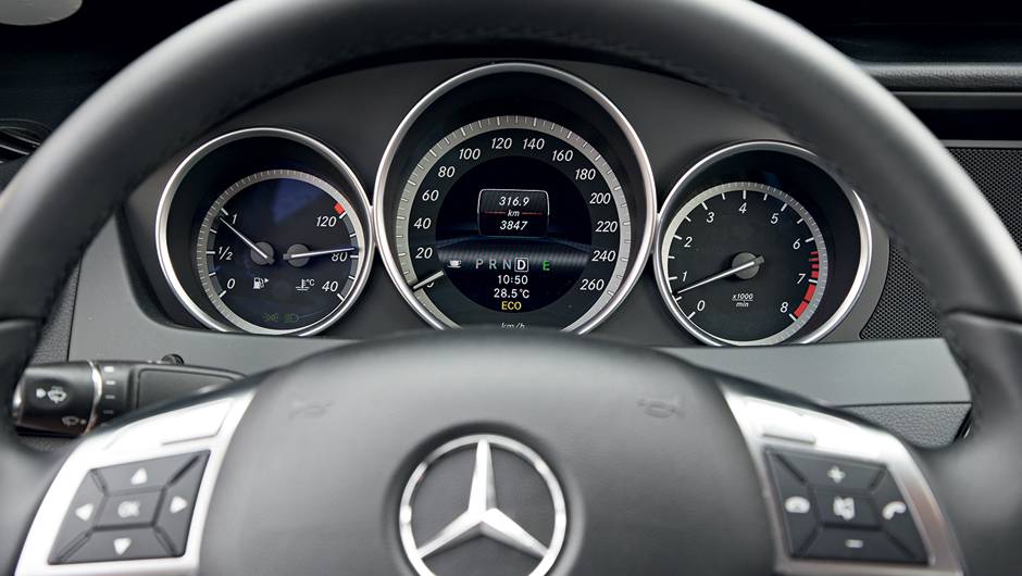 Mercedes aposta em requinte com mostradores luxuosos | <a href="https://beta-develop.quatrorodas.abril.com.br/carros/comparativos/bmw-320i-x-mercedes-benz-c180-733587.shtml" rel="migration">Leia mais</a> Mercedes aposta em requinte com mostradores luxuosos | <a href="https://beta-develop.quatrorodas.abril.com.br/carros/comparativos/bmw-320i-x-mercedes-benz-c180-733587.shtml" rel="migration">Leia mais</a>