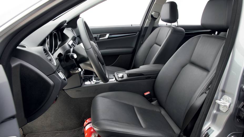 Apenas o encosto é elétrico | <a href="https://beta-develop.quatrorodas.abril.com.br/carros/comparativos/bmw-320i-x-mercedes-benz-c180-733587.shtml" rel="migration">Leia mais</a> Apenas o encosto é elétrico | <a href="https://beta-develop.quatrorodas.abril.com.br/carros/comparativos/bmw-320i-x-mercedes-benz-c180-733587.shtml" rel="migration">Leia mais</a>