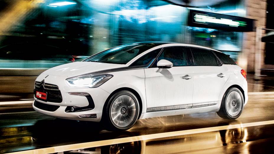 Farois de xenônio direcionais e rodas aro 18são de série | <a href="https://beta-develop.quatrorodas.abril.com.br/carros/testes/citroen-ds5-733608.shtml" rel="migration">Leia mais</a> Farois de xenônio direcionais e rodas aro 18são de série | <a href="https://beta-develop.quatrorodas.abril.com.br/carros/testes/citroen-ds5-733608.shtml" rel="migration">Leia mais</a>