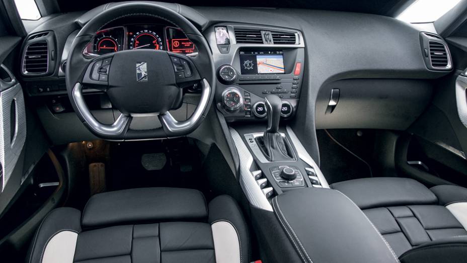 Console alto e em ângulo isola o piloto do passageiro | <a href="https://beta-develop.quatrorodas.abril.com.br/carros/testes/citroen-ds5-733608.shtml" rel="migration">Leia mais</a> Console alto e em ângulo isola o piloto do passageiro | <a href="https://beta-develop.quatrorodas.abril.com.br/carros/testes/citroen-ds5-733608.shtml" rel="migration">Leia mais</a>