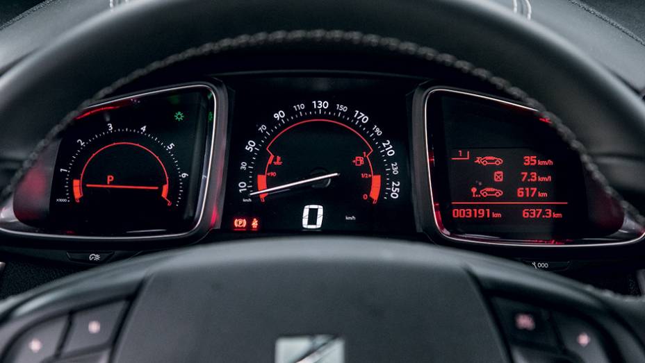 Quadro tem instrumentos com layout inspirado em painéis de avião | <a href="https://beta-develop.quatrorodas.abril.com.br/carros/testes/citroen-ds5-733608.shtml" rel="migration">Leia mais</a> Quadro tem instrumentos com layout inspirado em painéis de avião | <a href="https://beta-develop.quatrorodas.abril.com.br/carros/testes/citroen-ds5-733608.shtml" rel="migration">Leia mais</a>