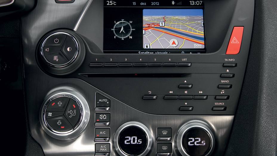 Ar-condicionado: digital e bizona. A tela é widescreen | <a href="https://beta-develop.quatrorodas.abril.com.br/carros/testes/citroen-ds5-733608.shtml" rel="migration">Leia mais</a> Ar-condicionado: digital e bizona. A tela é widescreen | <a href="https://beta-develop.quatrorodas.abril.com.br/carros/testes/citroen-ds5-733608.shtml" rel="migration">Leia mais</a>