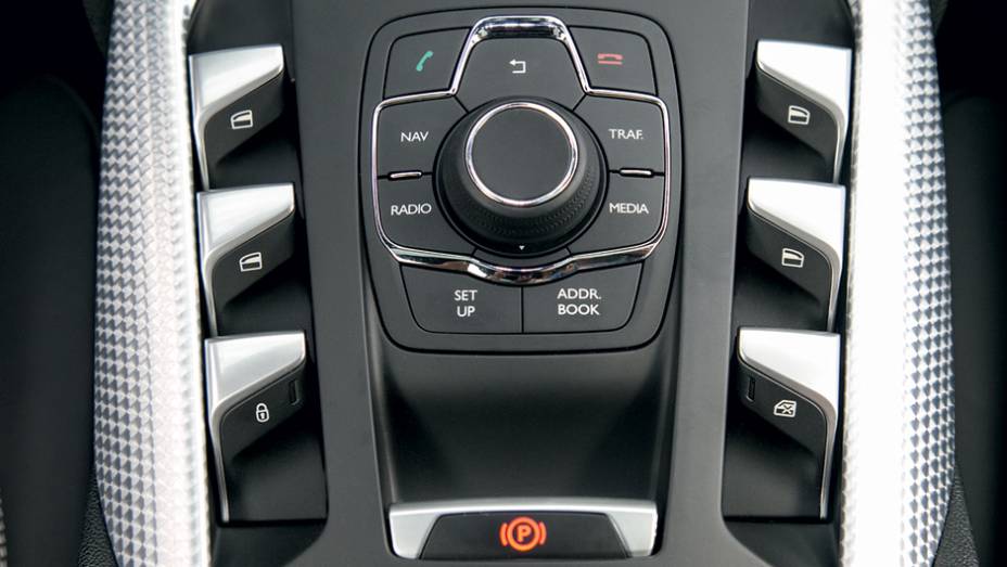 Alumínio trabalhado decora portas e console central | <a href="https://beta-develop.quatrorodas.abril.com.br/carros/testes/citroen-ds5-733608.shtml" rel="migration">Leia mais</a> Alumínio trabalhado decora portas e console central | <a href="https://beta-develop.quatrorodas.abril.com.br/carros/testes/citroen-ds5-733608.shtml" rel="migration">Leia mais</a>