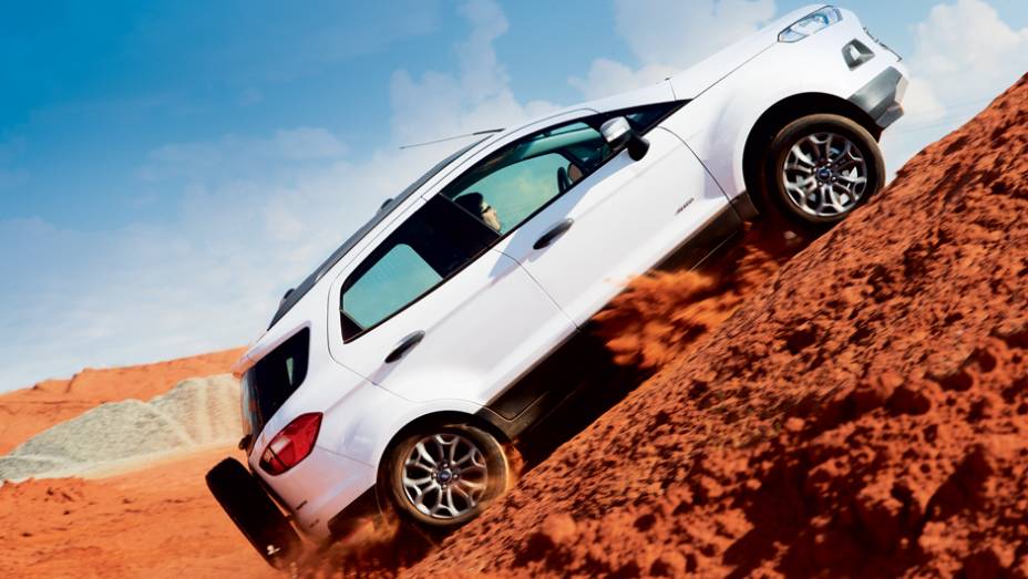 O Eco branco, 4x4, devora a ladeira com apetite | <a href="https://beta-develop.quatrorodas.abril.com.br/carros/comparativos/ford-ecosport-4x2-x-ford-ecosport-4x4-732986.shtml" rel="migration">Leia mais</a>