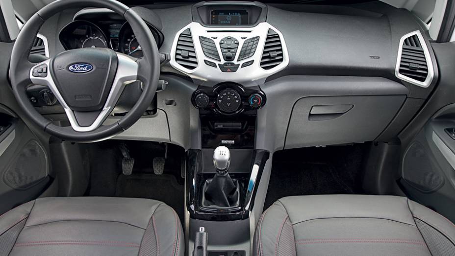 Detalhes prateados conferem requinte à cabine do EcoSport FreeStyle | <a href="https://beta-develop.quatrorodas.abril.com.br/carros/comparativos/ford-ecosport-4x2-x-ford-ecosport-4x4-732986.shtml" rel="migration">Leia mais</a>