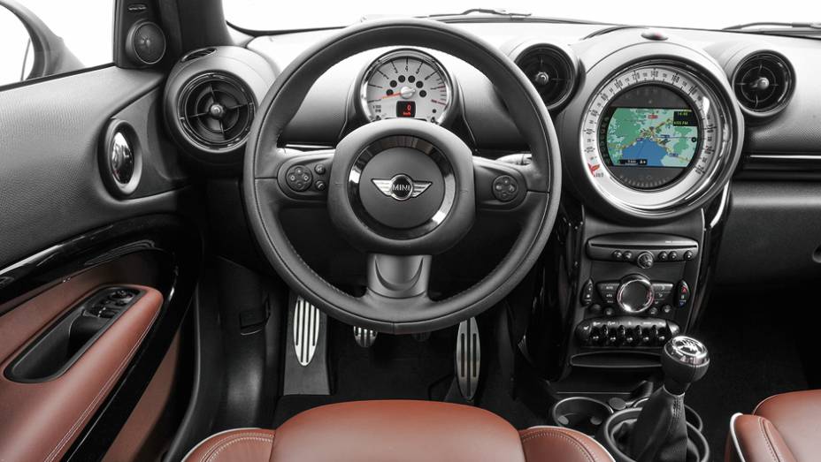 Agora todo Mini pode ter o mostrador no meio do painel com central multimídia | <a href="https://beta-develop.quatrorodas.abril.com.br/carros/impressoes/mini-paceman-cooper-s-733312.shtml" rel="migration">Leia mais</a>