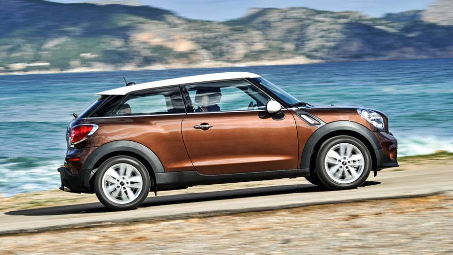 A linha de teto do Paceman desce ligeramente na traseira, imitando um recurso consagrado pelo Range Rover Evoque | <a href="https://beta-develop.quatrorodas.abril.com.br/carros/impressoes/mini-paceman-cooper-s-733312.shtml" rel="migration">Leia mais</a>