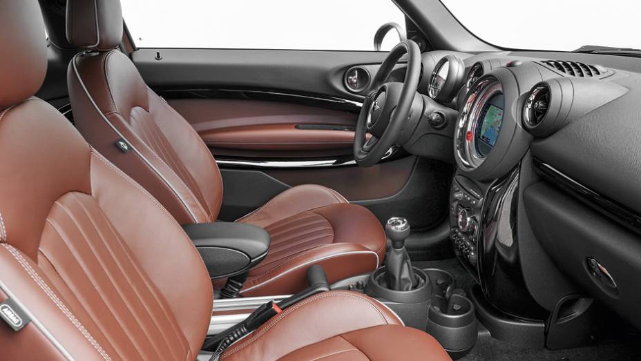 Interior tem bom espaço para quatro, e os de trás viajam em assentos individuais | <a href="https://beta-develop.quatrorodas.abril.com.br/carros/impressoes/mini-paceman-cooper-s-733312.shtml" rel="migration">Leia mais</a>