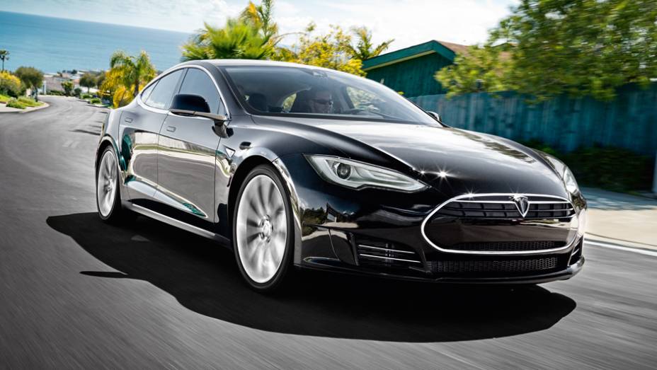 O Model S é tão rápido quanto um Porsche Panamera V8 | <a href="https://beta-develop.quatrorodas.abril.com.br/carros/impressoes/tesla-model-s-733082.shtml" rel="migration">Leia mais</a>