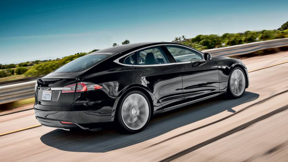 Mesmo com a carroceria de alumínio, ele pesa mais de 2 toneladas | <a href="https://beta-develop.quatrorodas.abril.com.br/carros/impressoes/tesla-model-s-733082.shtml" rel="migration">Leia mais</a>