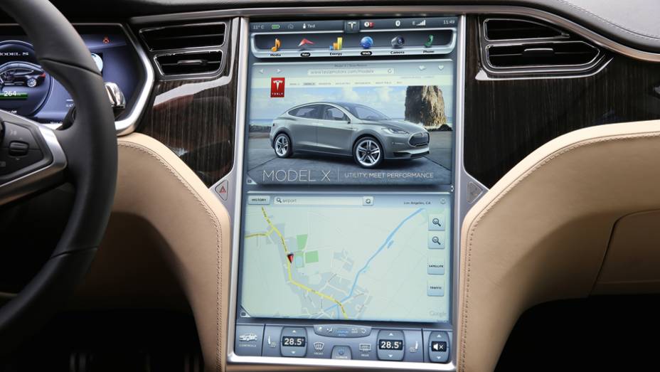 Tela com 17 polegadas de tamanho | <a href="https://beta-develop.quatrorodas.abril.com.br/carros/impressoes/tesla-model-s-733082.shtml" rel="migration">Leia mais</a> Tela com 17 polegadas de tamanho | <a href="https://beta-develop.quatrorodas.abril.com.br/carros/impressoes/tesla-model-s-733082.shtml" rel="migration">Leia mais</a>