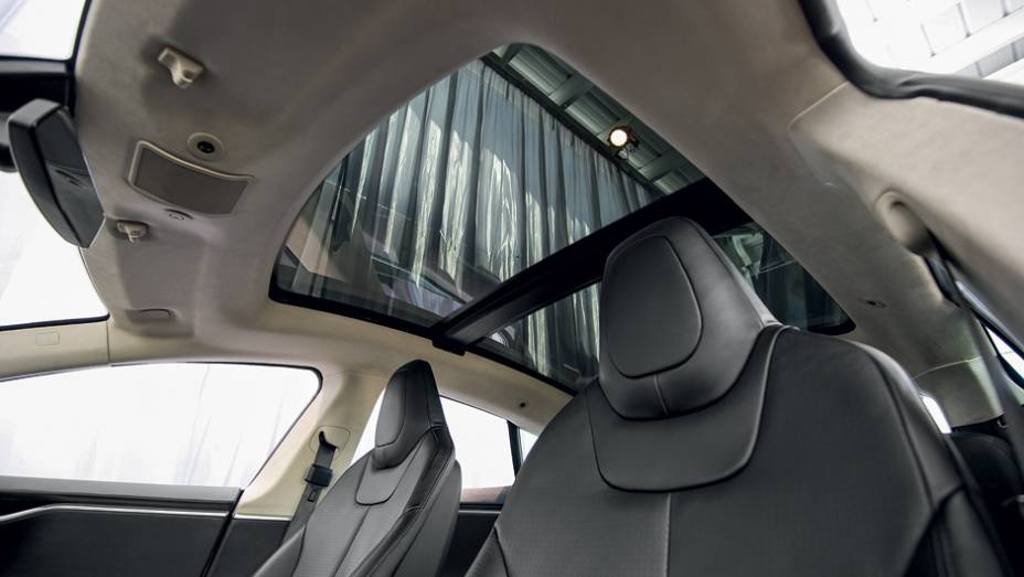 Teto panorâmico elétrico é opcional | <a href="https://beta-develop.quatrorodas.abril.com.br/carros/impressoes/tesla-model-s-733082.shtml" rel="migration">Leia mais</a> Teto panorâmico elétrico é opcional | <a href="https://beta-develop.quatrorodas.abril.com.br/carros/impressoes/tesla-model-s-733082.shtml" rel="migration">Leia mais</a>