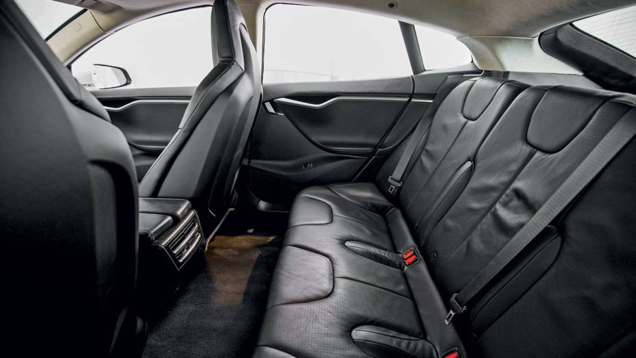 Atrás há espaço generoso para as pernas | <a href="https://beta-develop.quatrorodas.abril.com.br/carros/impressoes/tesla-model-s-733082.shtml" rel="migration">Leia mais</a> Atrás há espaço generoso para as pernas | <a href="https://beta-develop.quatrorodas.abril.com.br/carros/impressoes/tesla-model-s-733082.shtml" rel="migration">Leia mais</a>