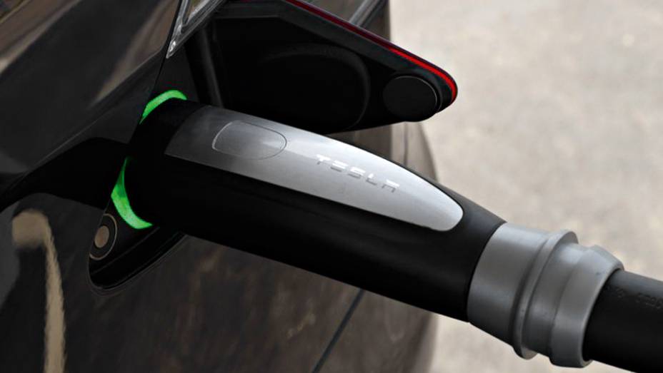 A recarga total pode levar 8 horas em casa | <a href="https://beta-develop.quatrorodas.abril.com.br/carros/impressoes/tesla-model-s-733082.shtml" rel="migration">Leia mais</a> A recarga total pode levar 8 horas em casa | <a href="https://beta-develop.quatrorodas.abril.com.br/carros/impressoes/tesla-model-s-733082.shtml" rel="migration">Leia mais</a>